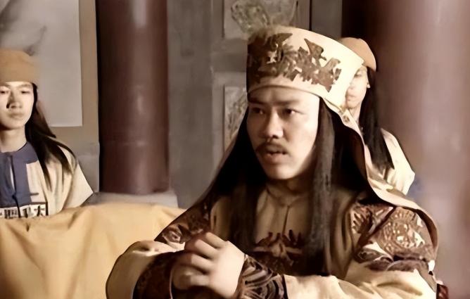 八个人跪在地上痛哭流涕，拍着胸脯发誓效忠到底。结果转头就在酒桌上掏出刀，把那个不