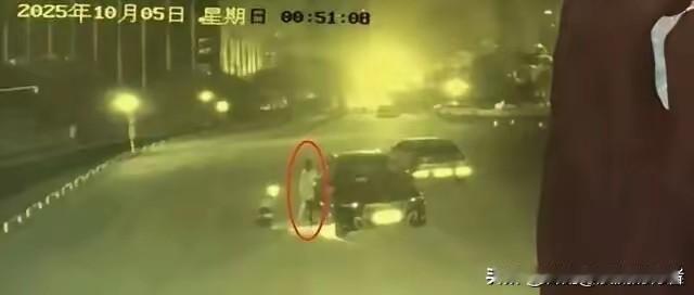 这个孙子心也太大了，几万块钱的现金直接丢宝马豪车上，谁曾想到居然年轻小偷轻而易举