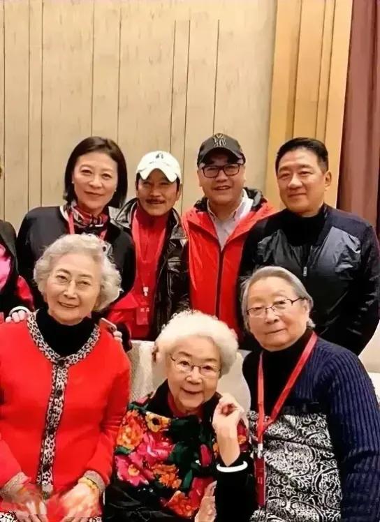 这七位演员，前排三位都是老一辈艺术家了，后面的四位也不年轻了。我只认识田华、岳红