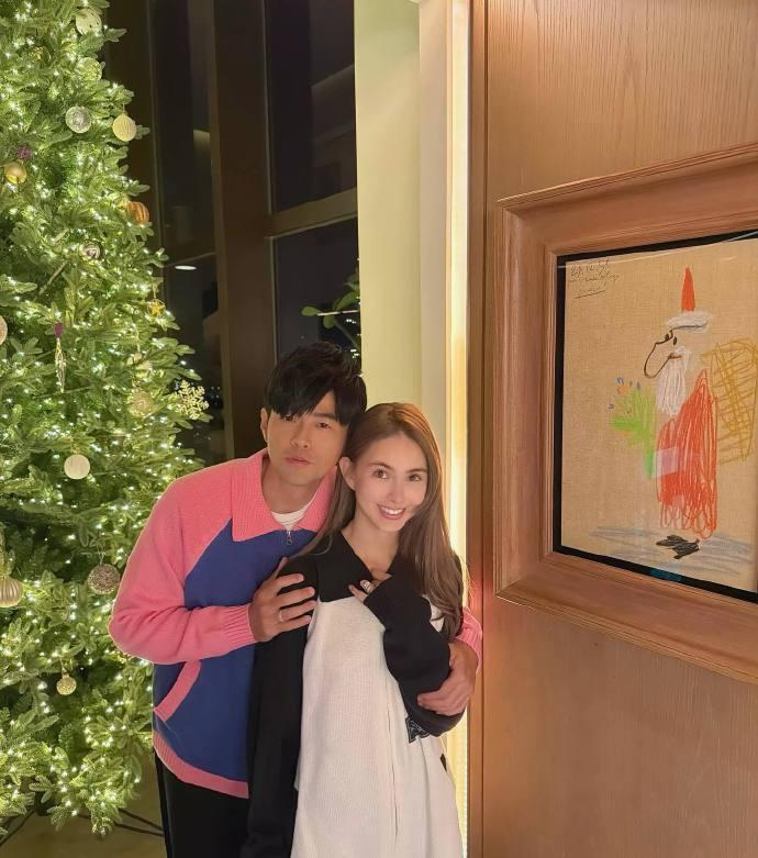 周杰伦昆凌平安夜合照周杰伦昆凌平安夜撒糖 周杰伦平安夜撒糖！与昆凌同框真的太甜了