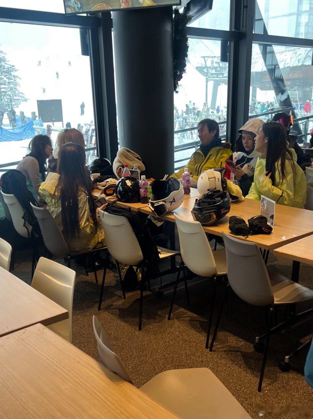 滑个雪也要那么多姐妹陪着，撕葱是真的一个哥们儿都没有了