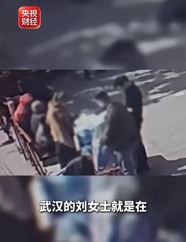 央视曝光菜市场领卷纸骗局：一卷卷纸换走2万存款，武汉女子深夜手机被远程操控！
