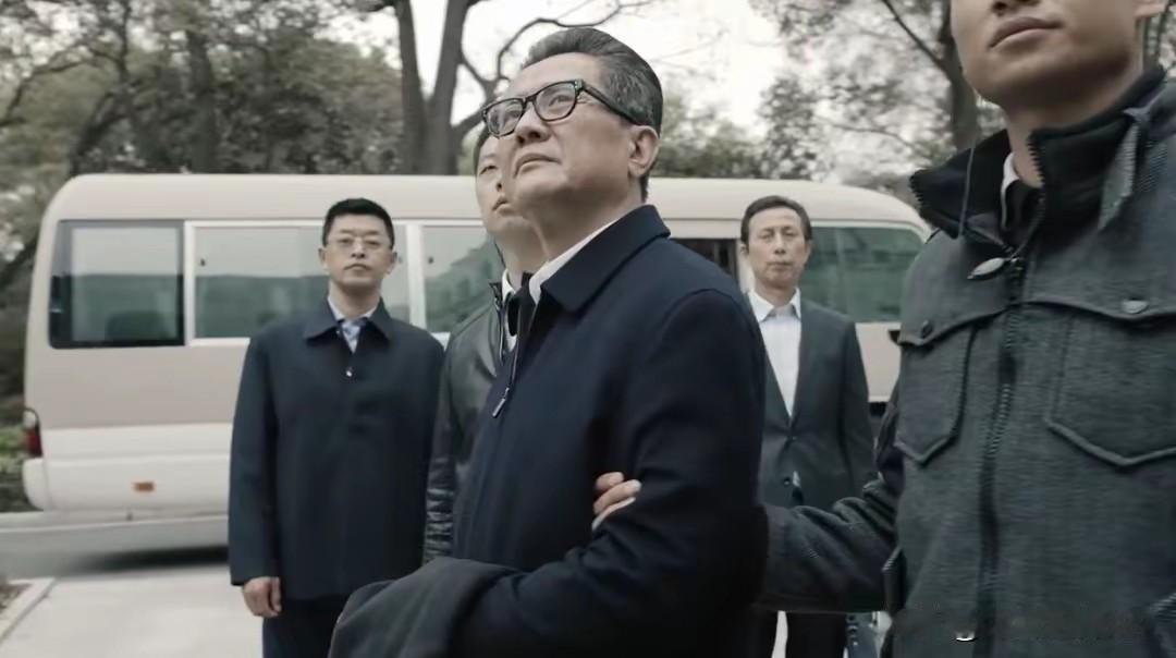 拿下高育良，沙瑞金应该是轻松高兴的啊，可沙瑞金反而很严肃忧虑，一副心事重重的样子
