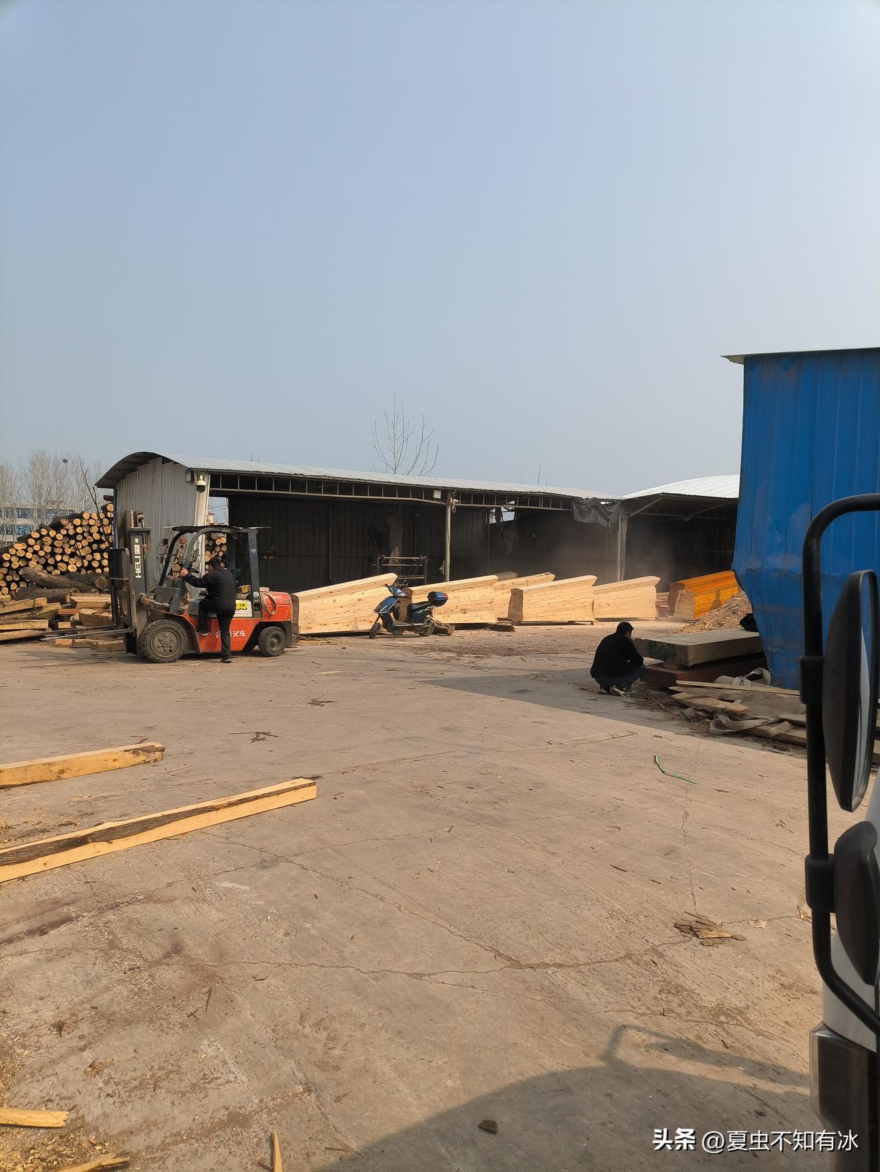 十七万元的银行卡！
一位老人离世了，安葬之后，闺女、儿子和儿媳妇在整理老父亲的遗