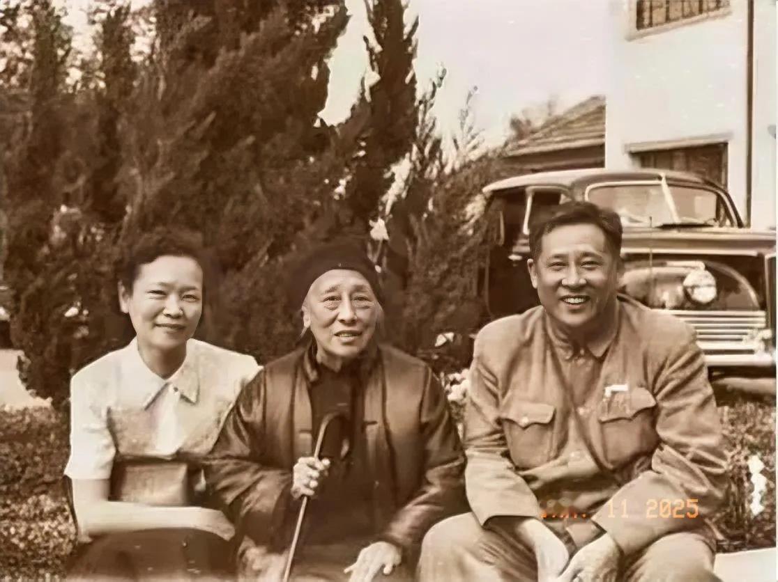 这是何香凝（中）老人晚年，与儿子廖承志儿媳经普椿的合影。