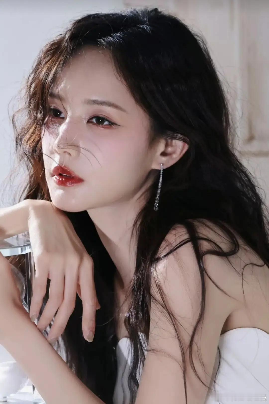 李一桐还能爆吗？和白鹿撞型了吧 