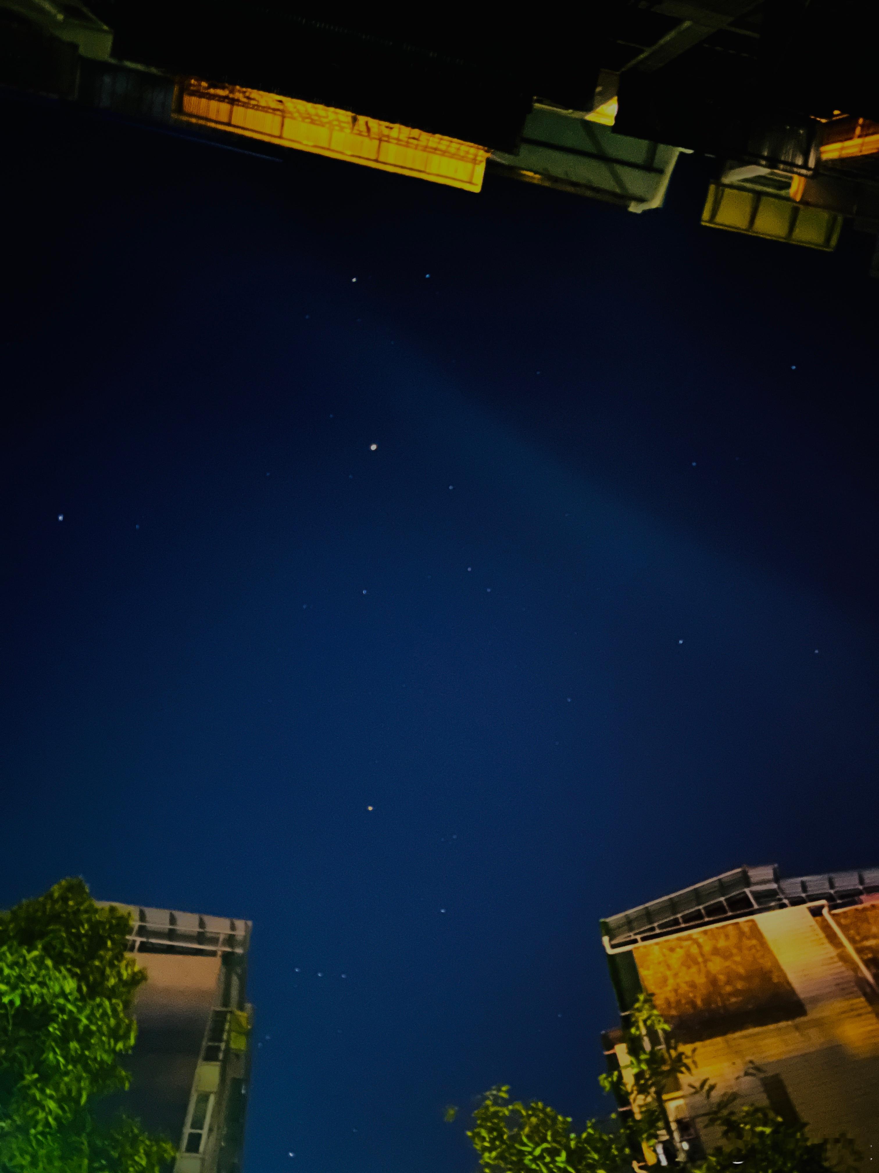 在小县城的夜晚，才能用手机拍到这么多星星，好久没看到这样的夜空了。星空 资阳·乐