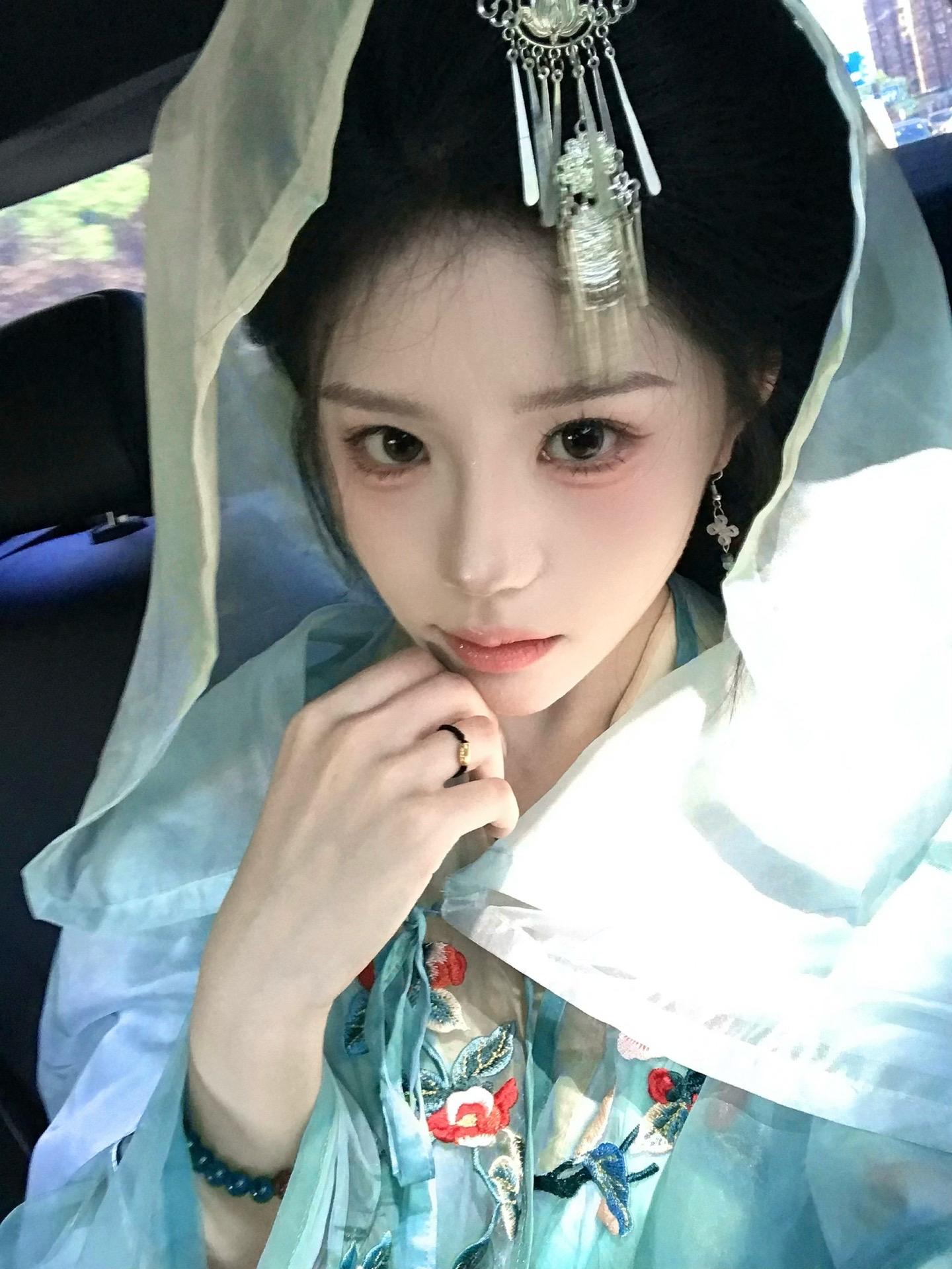 我真的要爱死我的小7了😢 在阳光下简直太适配汉服了…