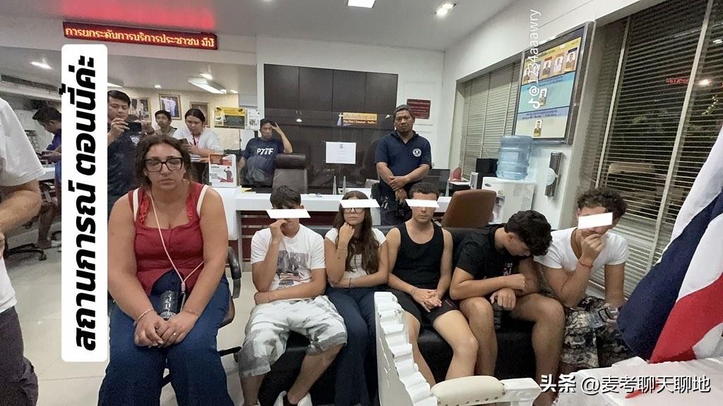 到泰国旅游的意大利的学生被警察带走，向受害者道歉，支付罚款后和解。顺便说一句，最