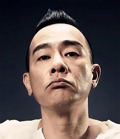 陈小春和疑似弟弟多重巧合层层叠加福建工厂工人撞脸陈小春引爆热搜，同姓、同口音、同