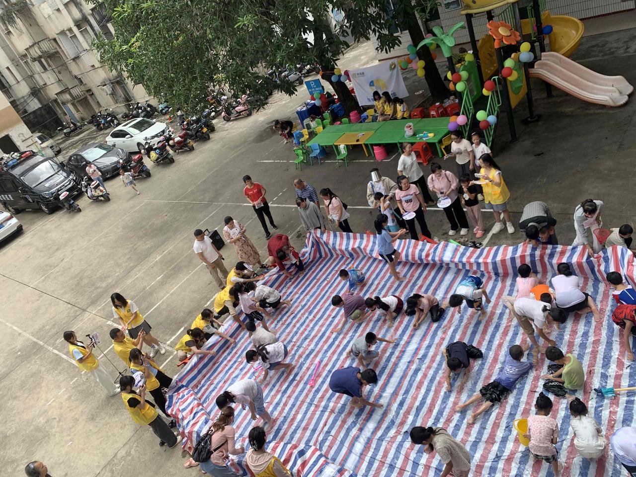 迎端午，庆六一，扶绥县笔架山爱心协会在城长生活馆开展了丰富多彩的亲子活动，亲子诵