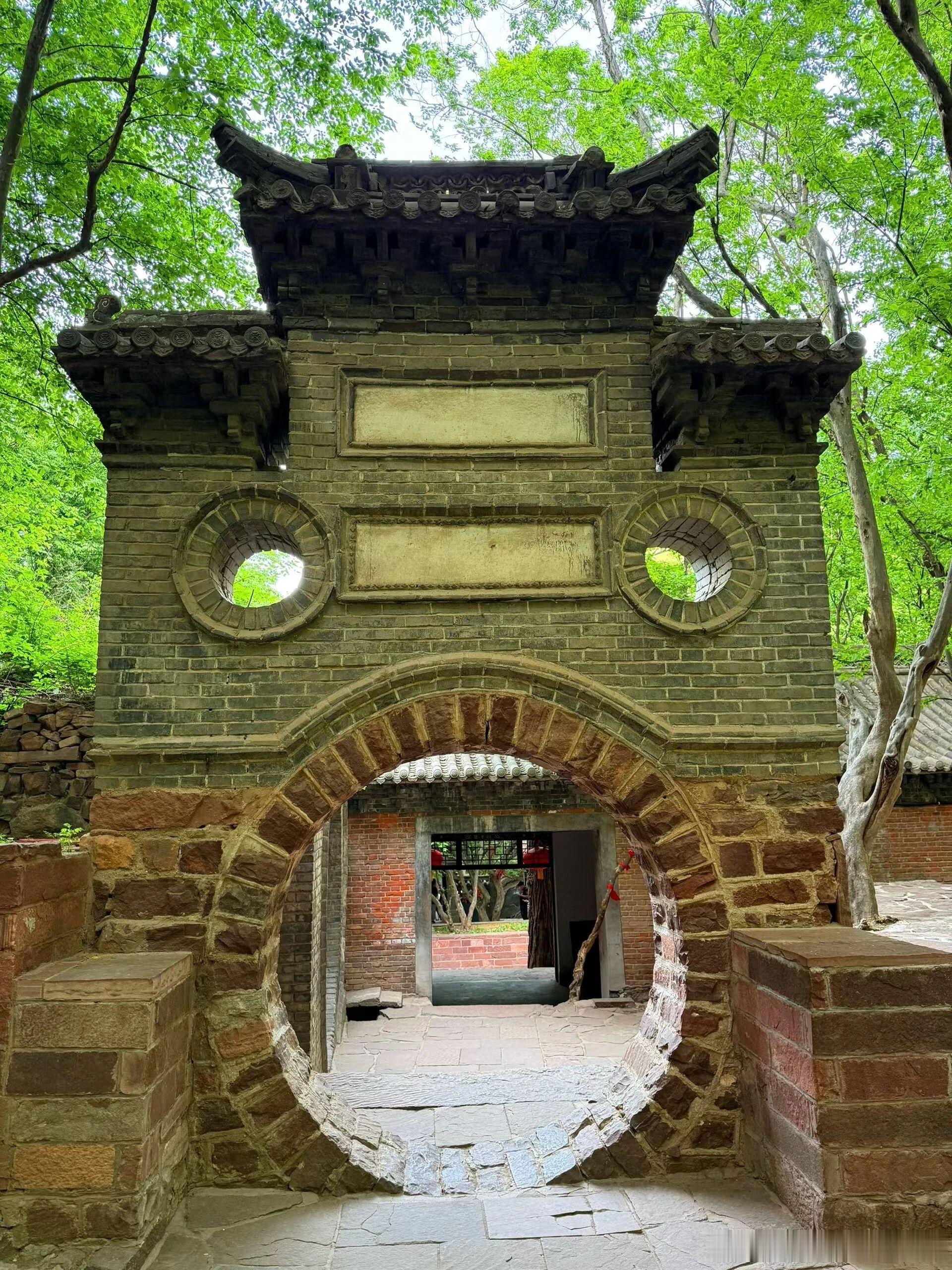 石家庄私藏小众名山苍岩山🌿就在井陉县，市区自驾一小时就能到。最震撼的当属百米悬