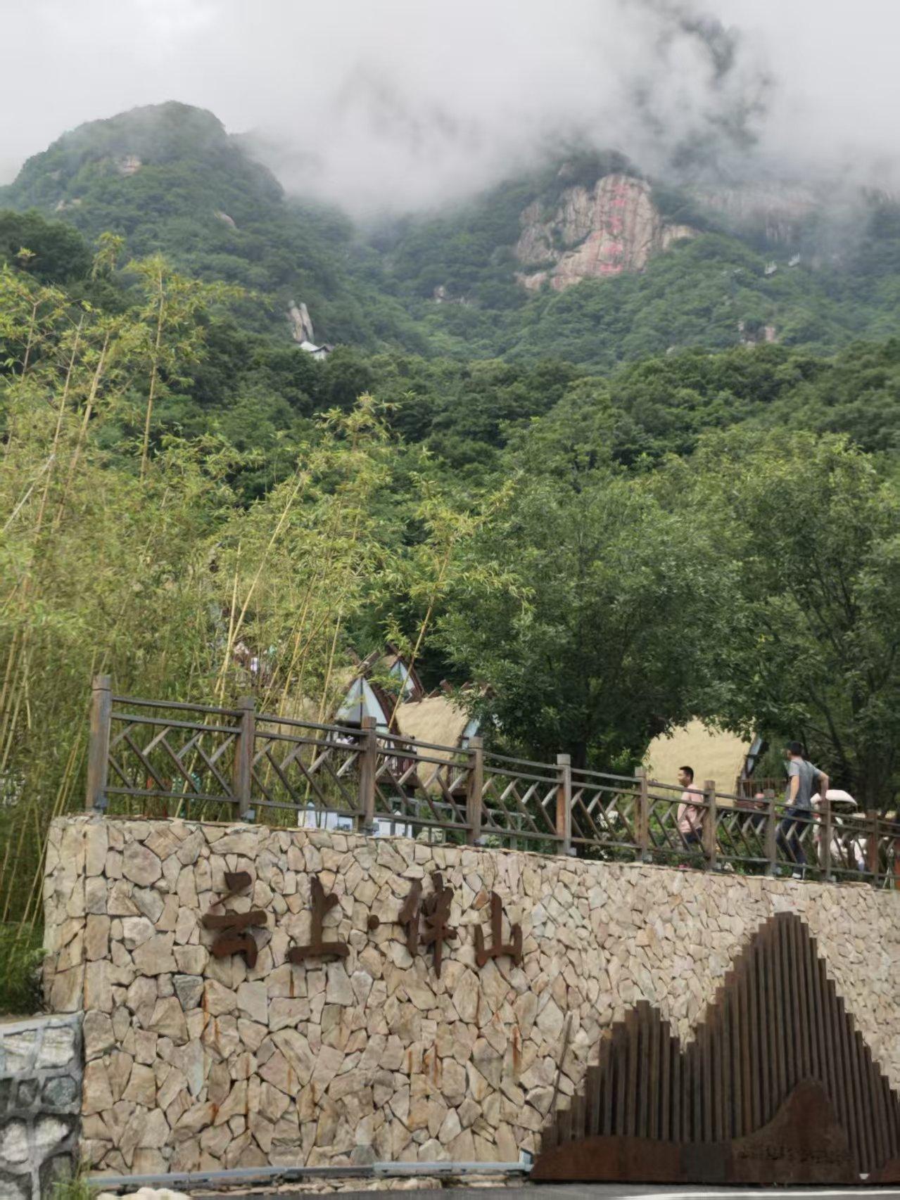 现在大家都热衷于拍照打卡。有人觉得这是为了炫耀，但其实很多人是在认真留住生活，是