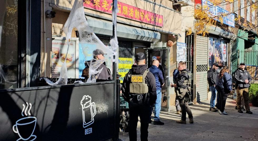 纽约华人区炸锅了！FBI扛箱子出门，老人打麻将，账上却写“200人”？


你没
