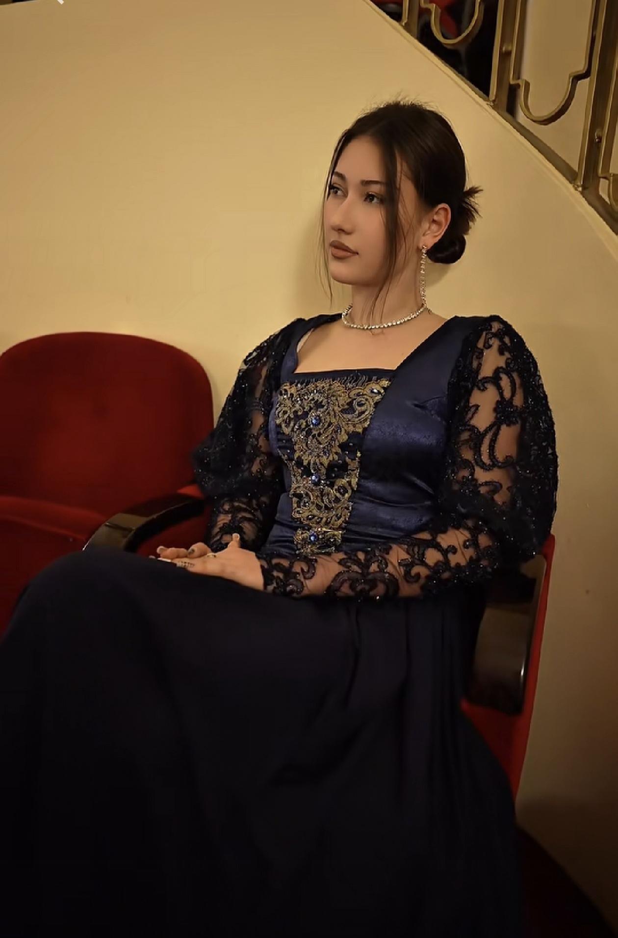 41岁男星阿迪情人节收到大惊喜，他刚感慨对16岁双胞胎动心，转眼就娶了她俩的亲姐