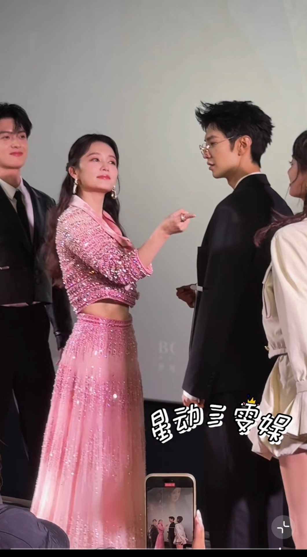 李沁造型师李沁工作室裙子虽然丑，看在是高定的份上能被原谅吗？ ​​​