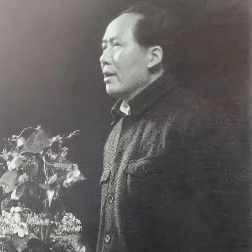 1949年秋天，新疆差一点就从中国版图上被活生生扯下来。

美国人躲在暗地里搞各