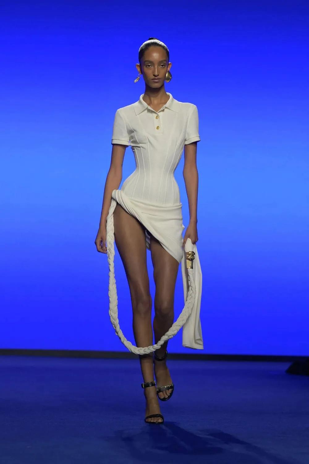 本季，Schiaparelli 以其刻意的极简主义和有目的的设计脱颖而出。专注、