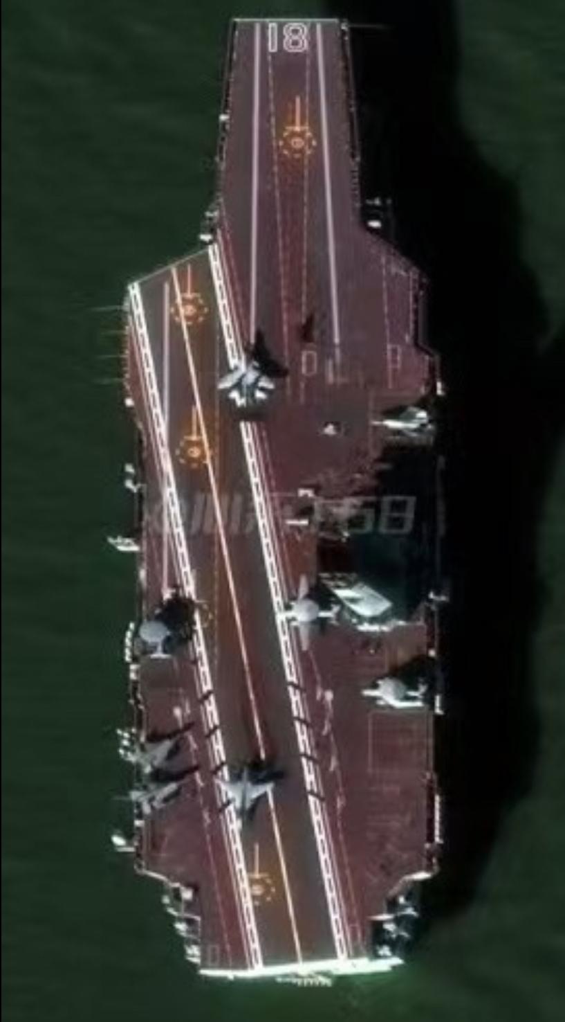 福建航母高清卫星图，从其飞行甲板上可以清晰可看到各类舰载机，包括3架J-35隐形