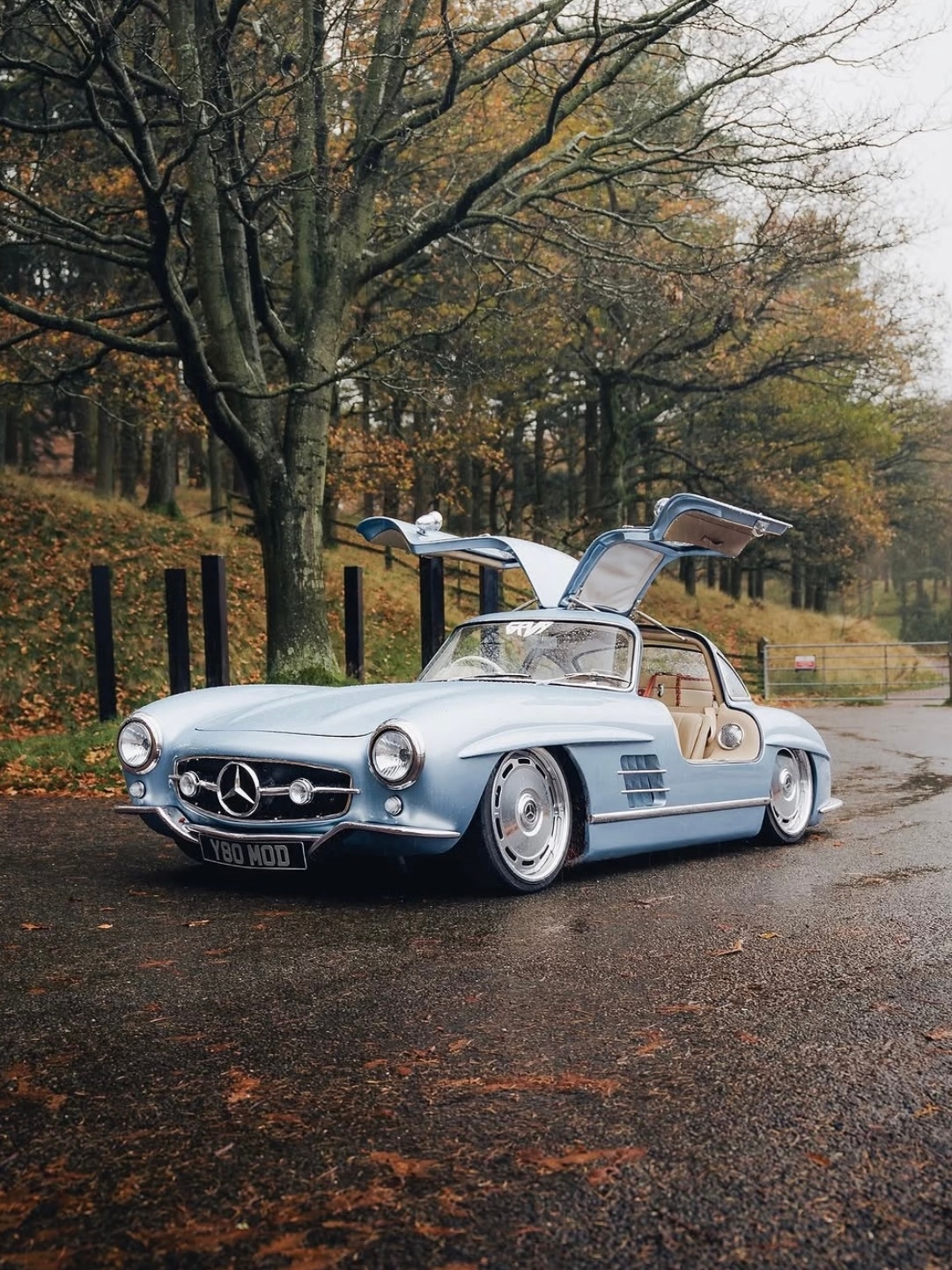 在雾蒙蒙的湖边，这台冰蓝色奔驰300SL简直就像是从老电影里开出来的！每一寸线条