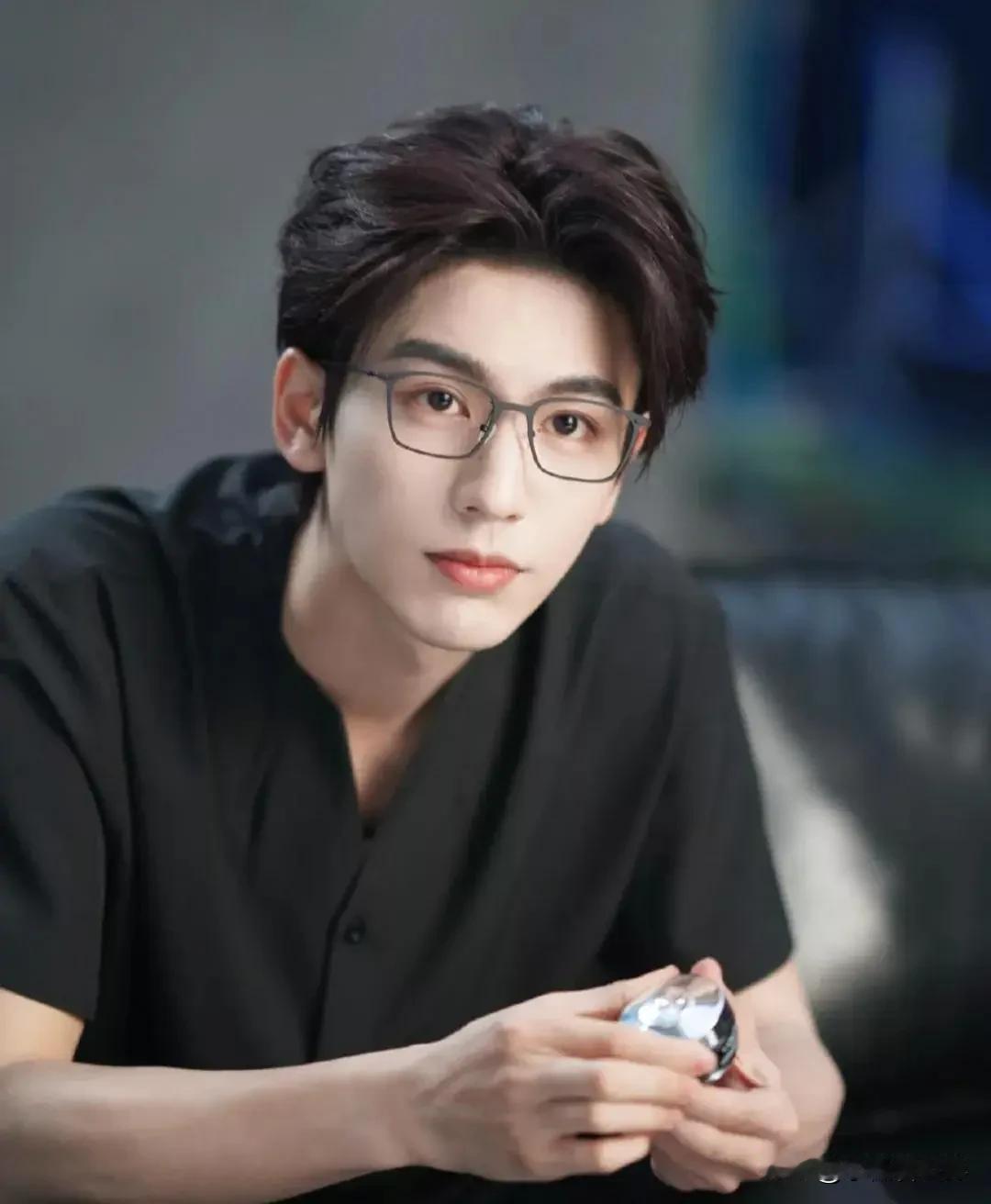 宋威龙和张凌赫到底哪个帅？乍一看，两个人都是高大浓颜型帅哥，确实有点像。

不过