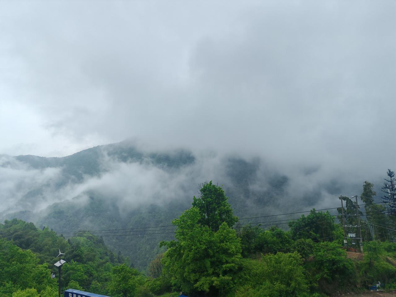 山外的山，我望不穿
清风过肩犹似故人在眼前