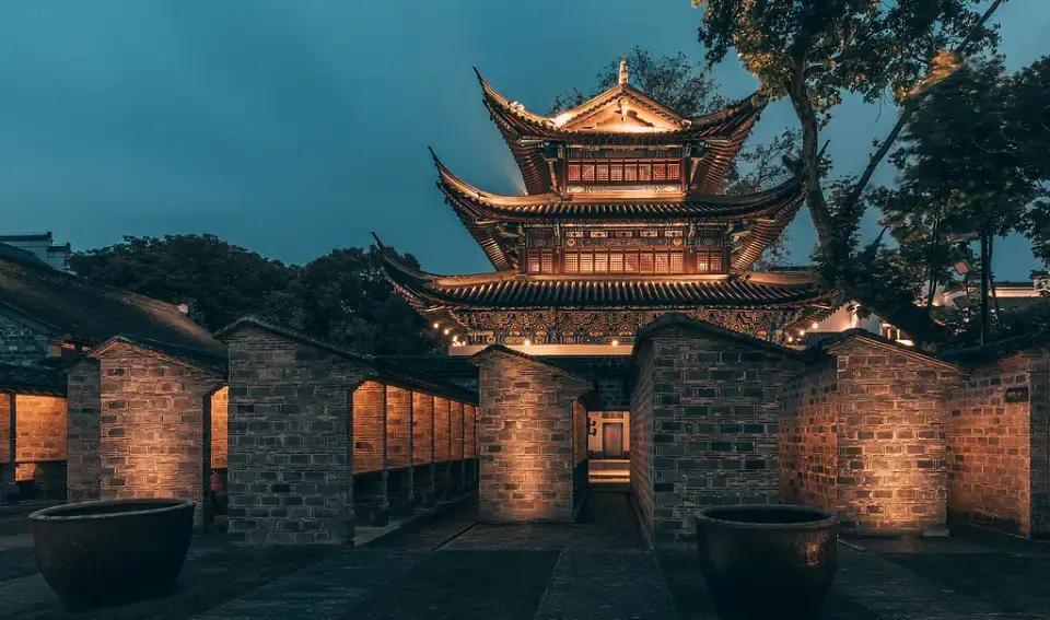 最近这事儿闹得挺大：一幅明代仇英的《江南春》图卷，突然在北京拍卖会上冒出来，估价