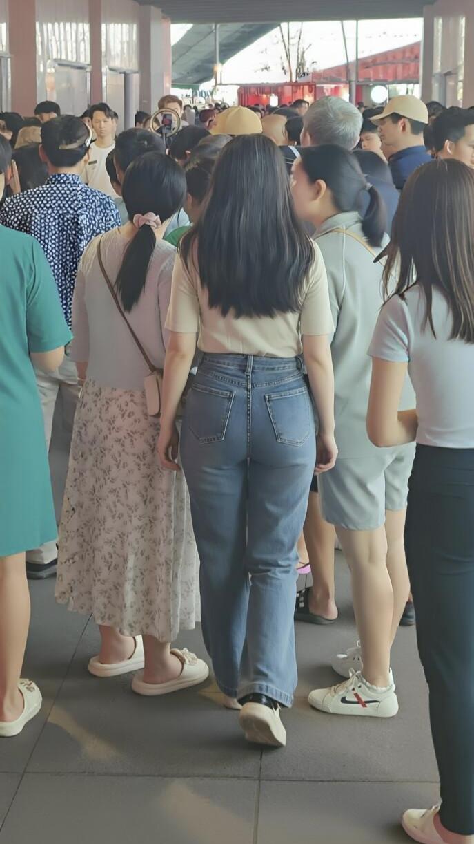 时尚修身的牛仔裤该如何选择?穿衬衫牛仔裤的女孩咋那么好看