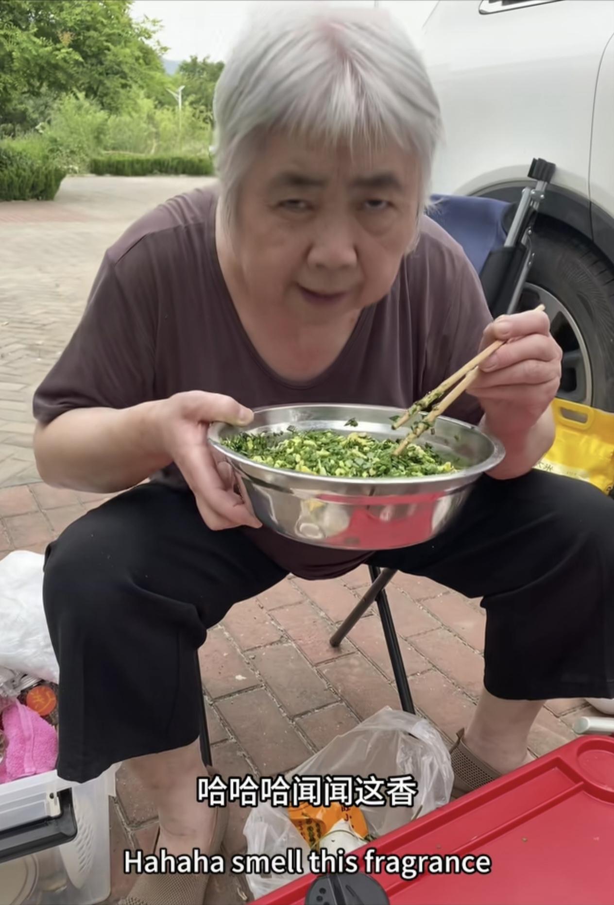 有个疑问一直困惑着我，我想问问，千家万户在厨房里整天忙活的那个人，你们调饺子馅的