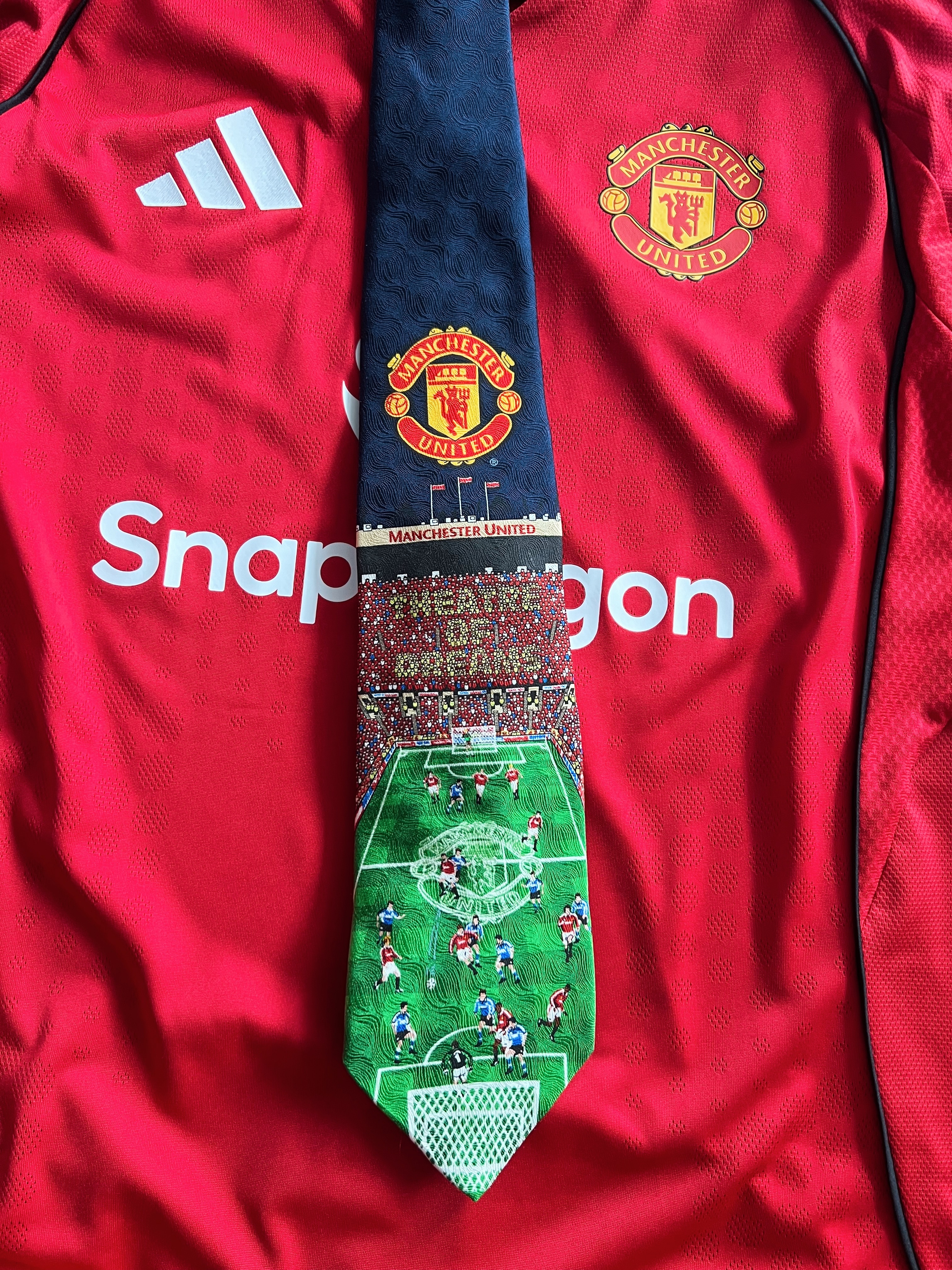 🔴买到一条非常喜欢的曼联领带🏟️俱乐部当年的的官方产品。领带上的刺绣是三冠王