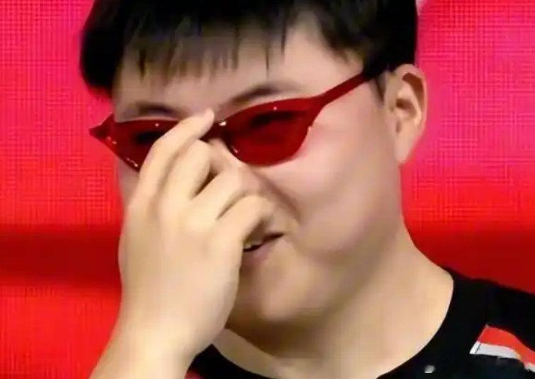 乌兹Uzi压力这么大？记得前阵子经常因为说挣不到奶粉钱空降热搜，然后不参加本届老