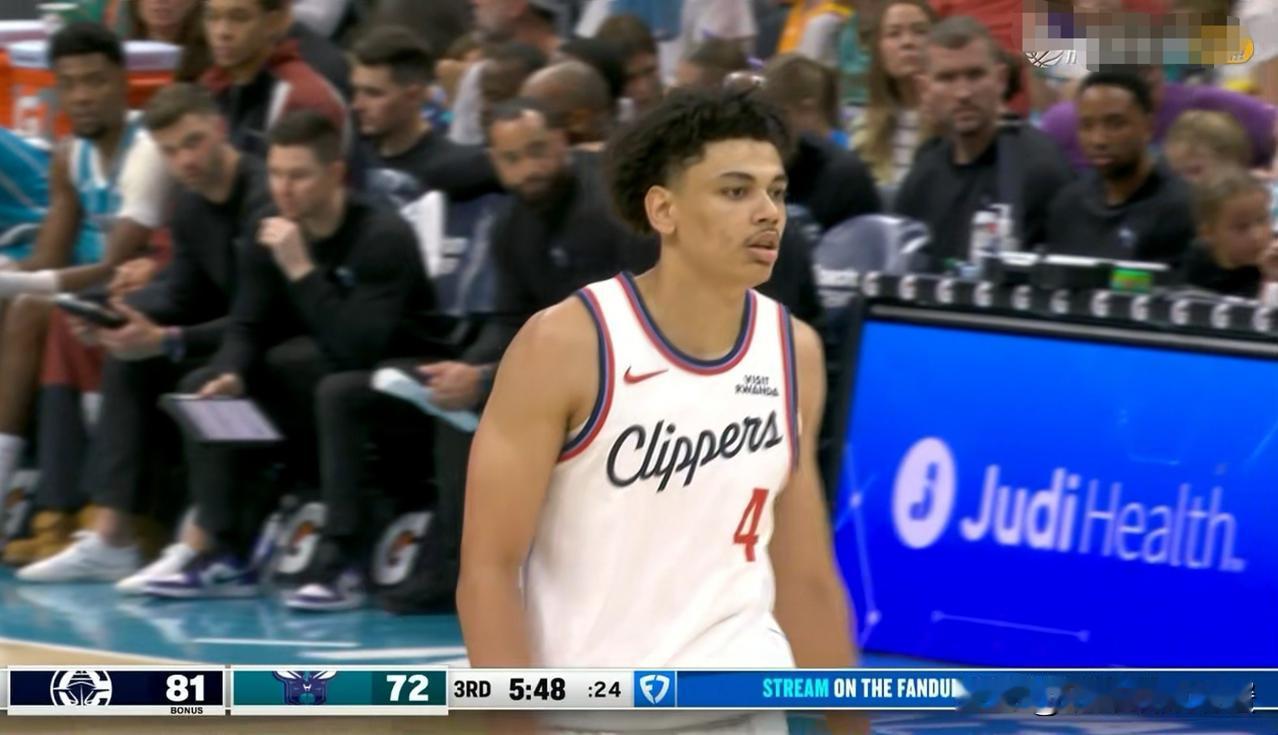 谁能拯救一下快船小将桑德斯的三分球？在今天快船客场以131：116击败黄蜂的比赛