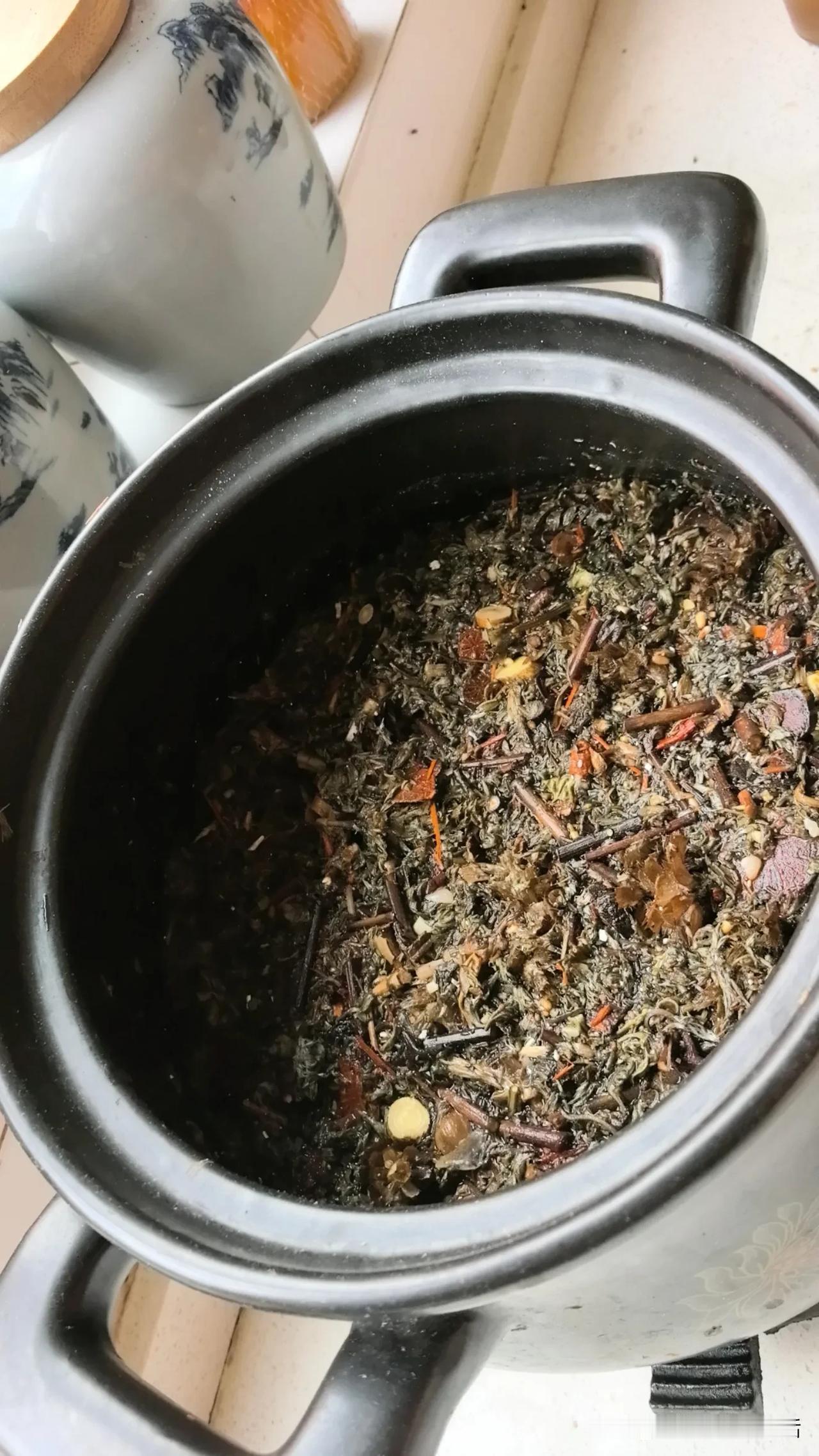 刚坐到餐桌前的队友大呼小叫“嗯呀！”我的第一反应就是反感，是不是饭里又发现了一根