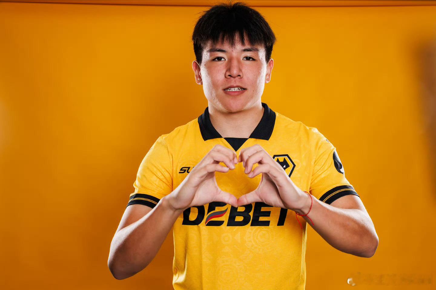 狼队官方：徐彬租借加盟巴恩斯利 保留狼队U21资格官方宣布，21岁中场徐彬租借加