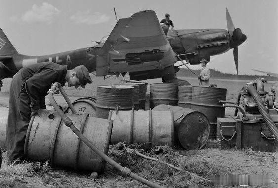隶属I/SG3的JU87D5斯图卡机群挂弹出击的照片，摄于1944年7月的芬兰前