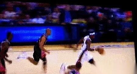 刚看完今年的扣篮大赛，那个冠军起跳的瞬间，一只脚已经狠狠踩进了罚球线内一大步。