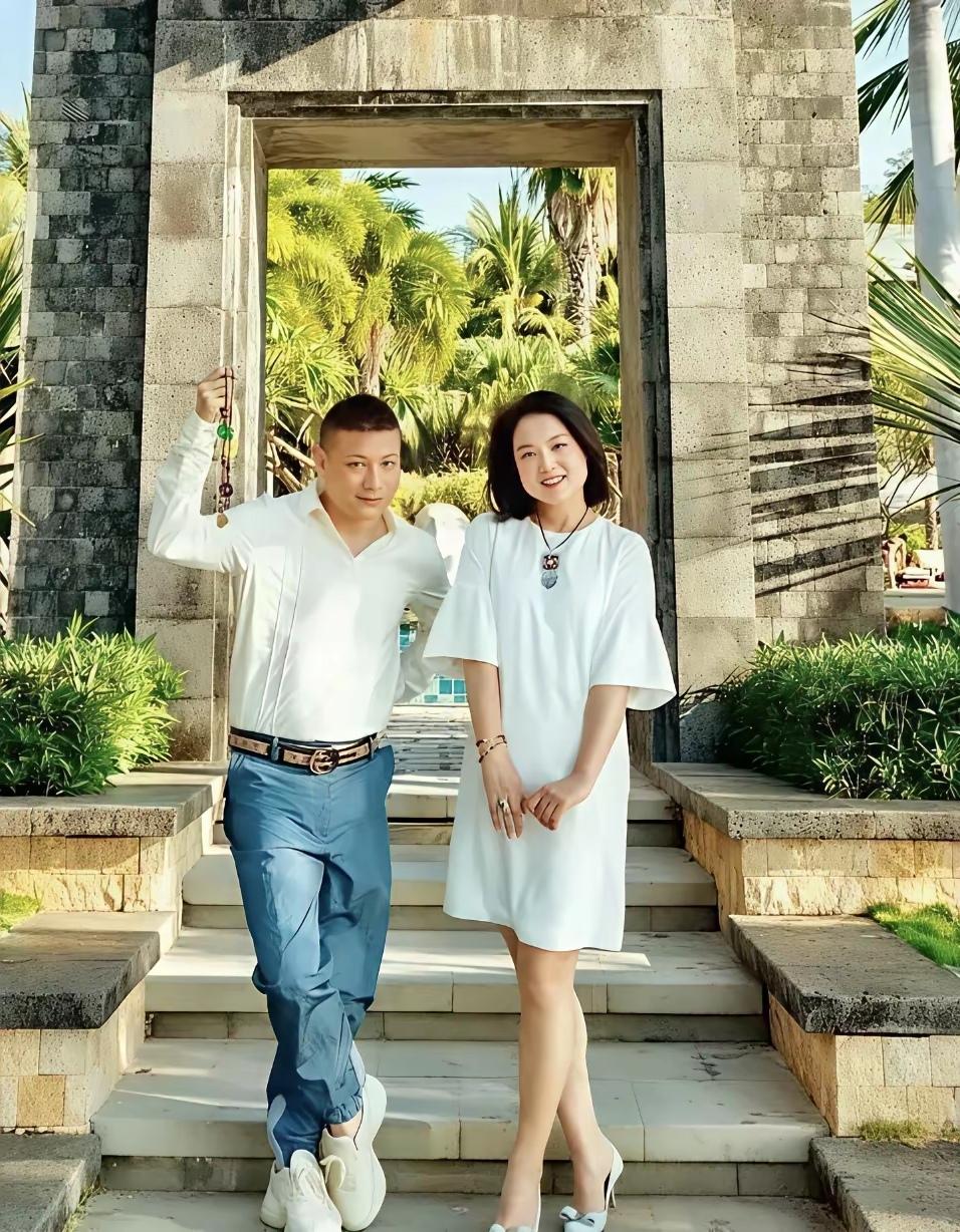 白雪和她现在的老公原艺都经历过一次失败的婚姻，2015年白雪与原艺因工作关系而擦