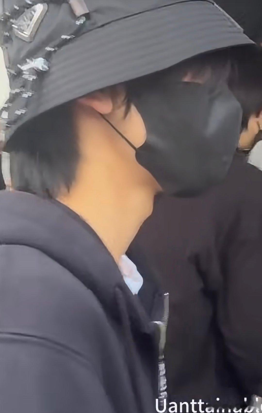 左奇函抢私生手机左奇函收私生手机 左奇函收私生手机，也是没招了。。 