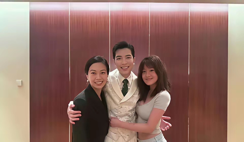 贾静雯女儿梧桐妹和萧敬腾林有慧合影抱的很紧，萧敬腾绅士手都不敢乱放了 