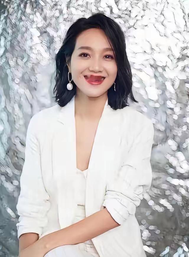 多学习真的很有用，44岁朱丹在尖叫之夜主持，直接逆风翻盘，之前因连环口误被嘲业务