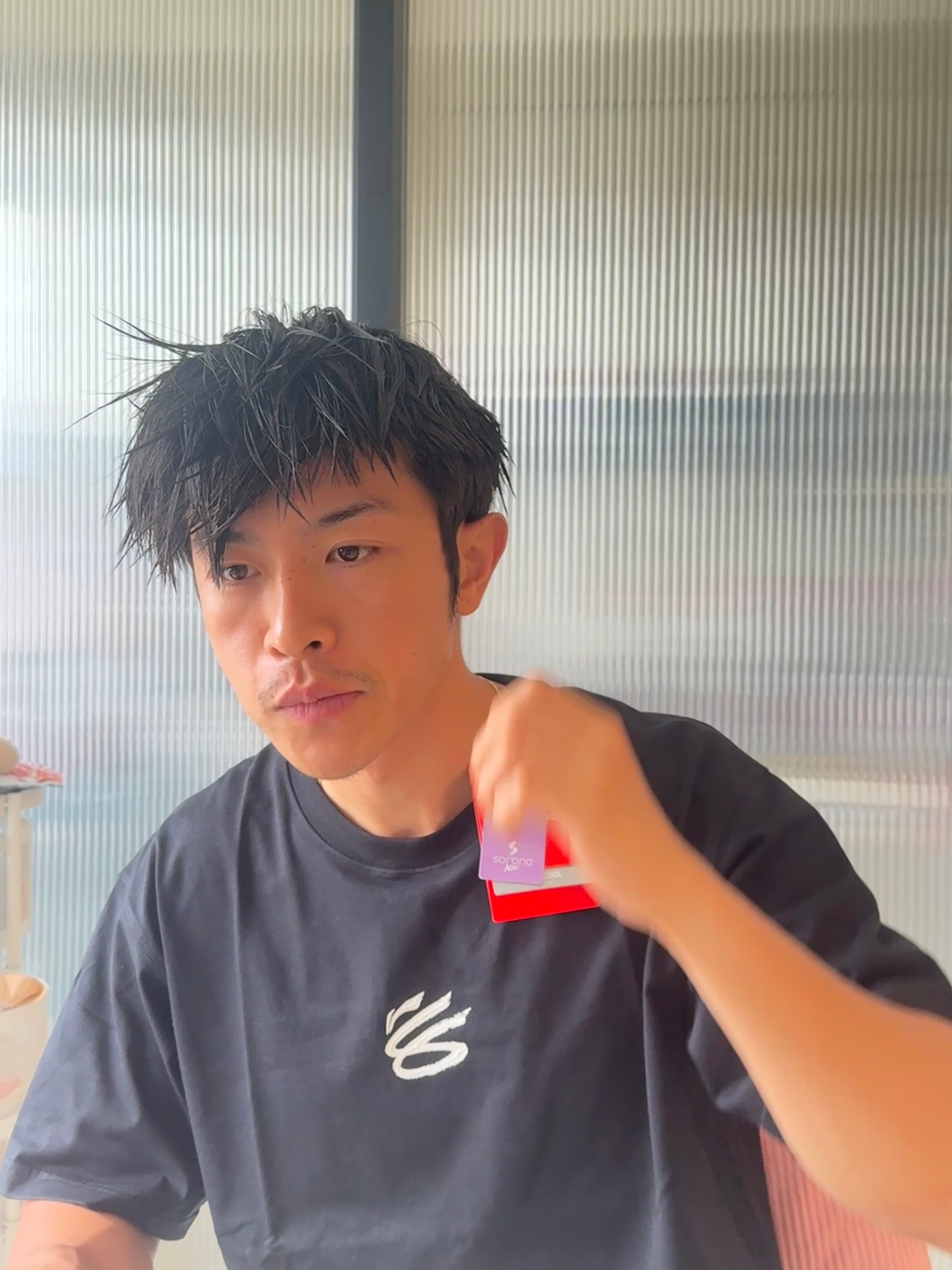 哥买新衣服了，我说这件挺素雅啊哥很得意地说这是李宁和库里的合作款，这个图案是（此