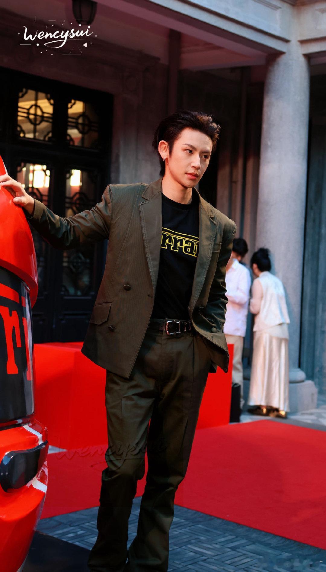 小鬼随性又带锋芒大背头衬出清晰侧脸轮廓，军绿西装松弛又有力量。小鬼把随性和锋芒平