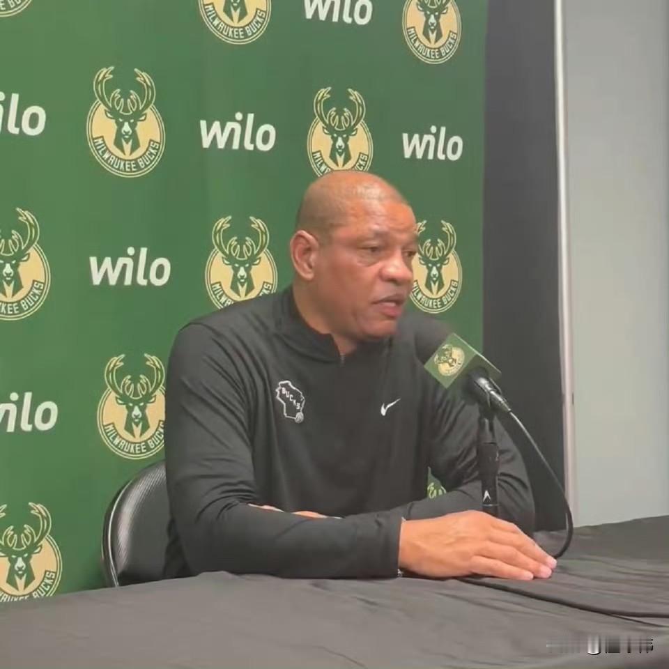 一顿夸！老里弗斯谈詹姆斯：

“勒布朗在41岁依旧有这样的表现。”

“真的不可