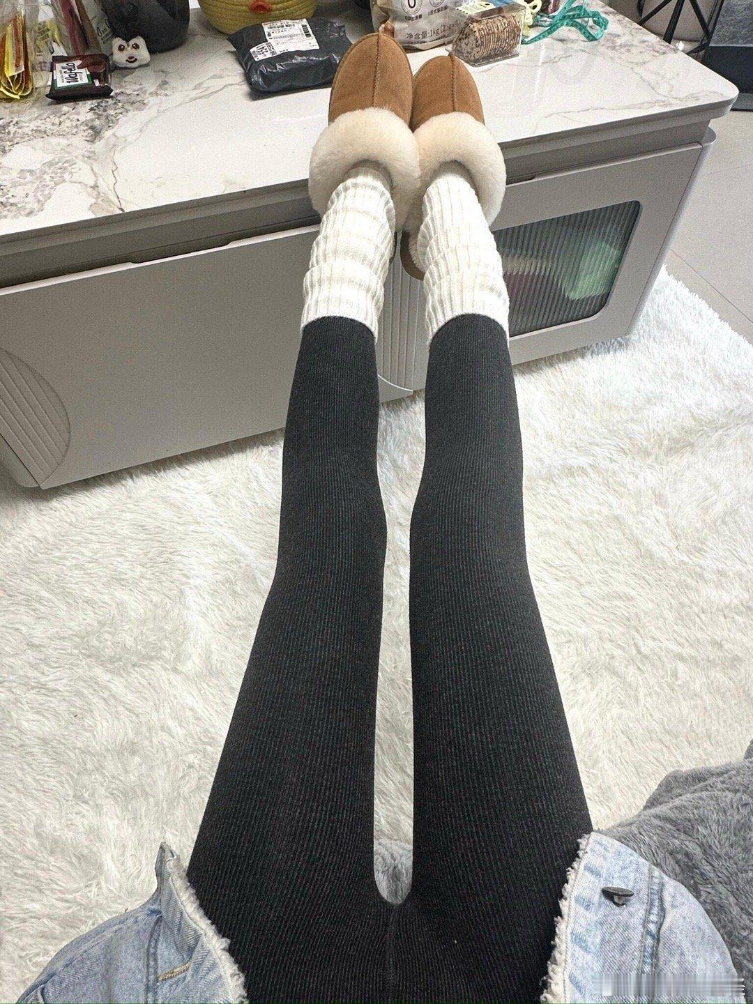 姐妹们!!黑色连裤袜真的土吗??不得不说黑色很显瘦耶！还是竖条纹的~ 