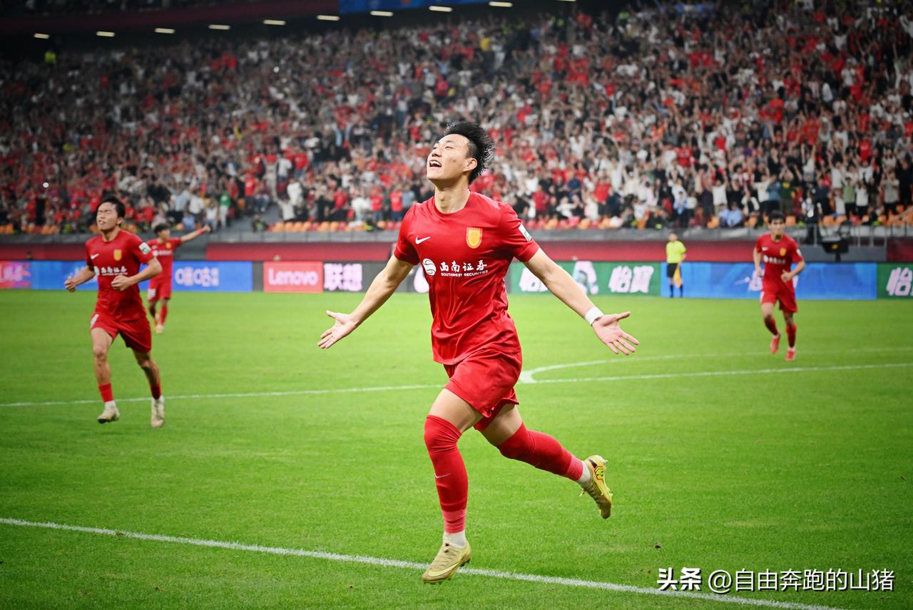 重庆球迷认为在重庆龙兴踢球，国足教练组没上杜月徵替补也就罢了，竟然大名单都没进就