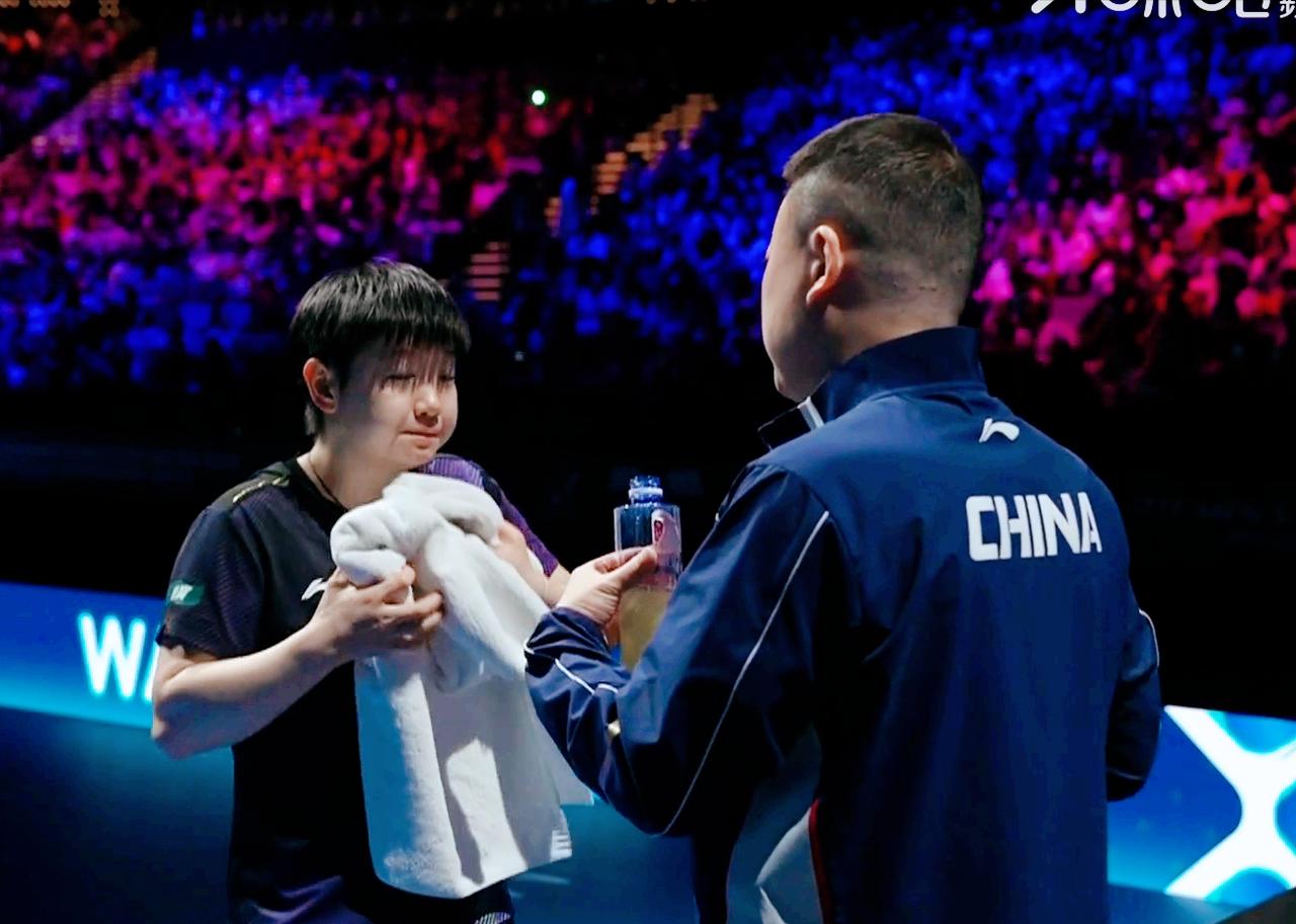 发现了吗？孙颖莎这次拿了两条大毛巾！
一条是擦汗的，
一条是擦拍子的，
可见澳门