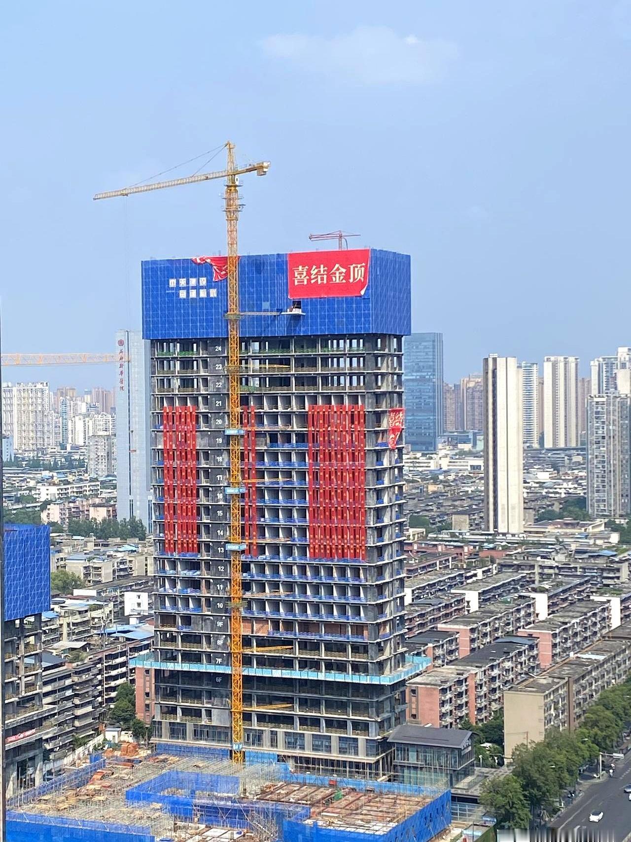 谁敢信啊？
整整死磕了14年，当年刚出生的小奶娃现在都快读高中了，成都饭店居然真