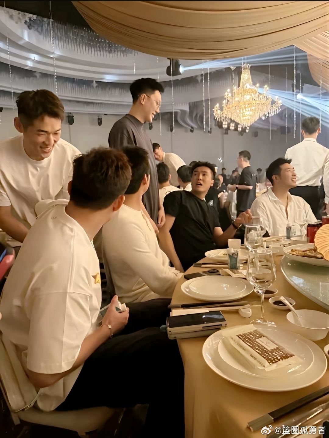 胡明轩不亏是“CBA交际花”，吴前婚礼也来参加了哈。 