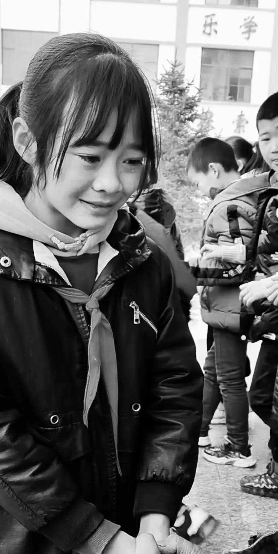 胡雷先生发布视频，视频中他几近崩溃失声痛哭，表示心里好痛压力很大，半年内失去两个