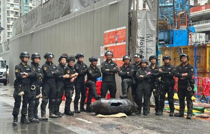 香港拆弹部队真牛！
 
9月19日，香港鲗鱼涌滨海街的一处工地在施工时，意外发现